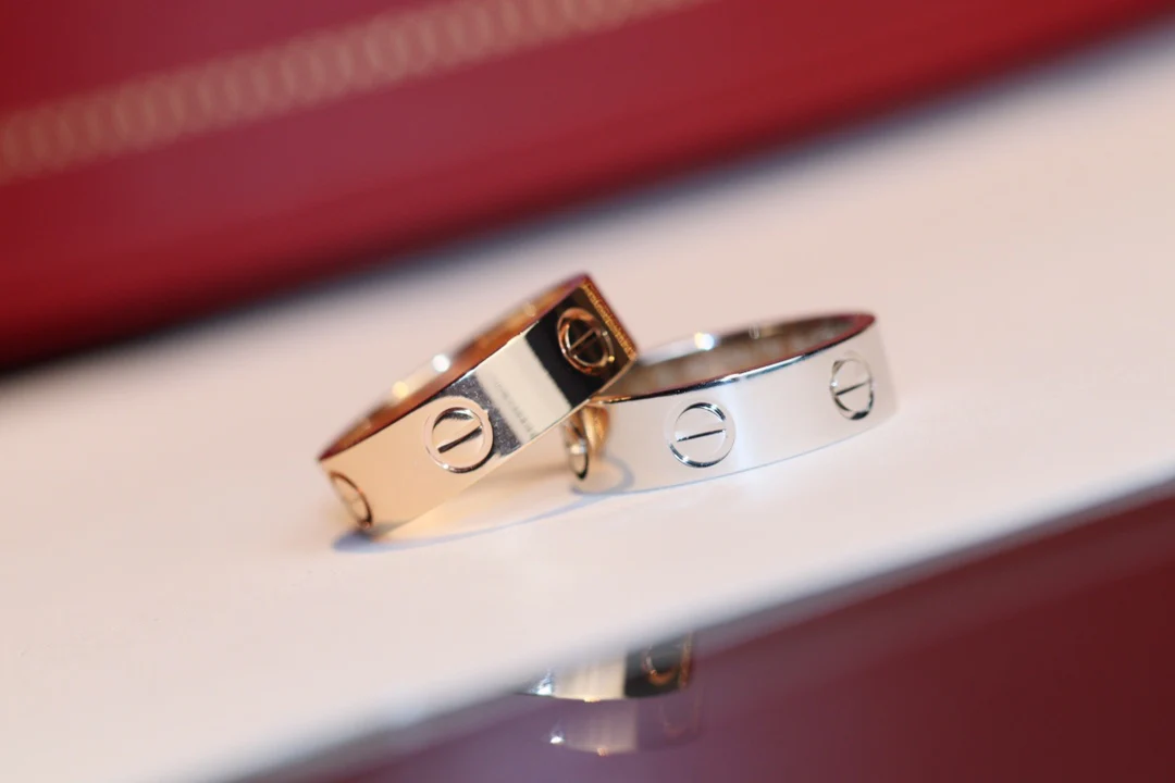 Тонкое кольцо Cartier Love с бриллиантом-солитером