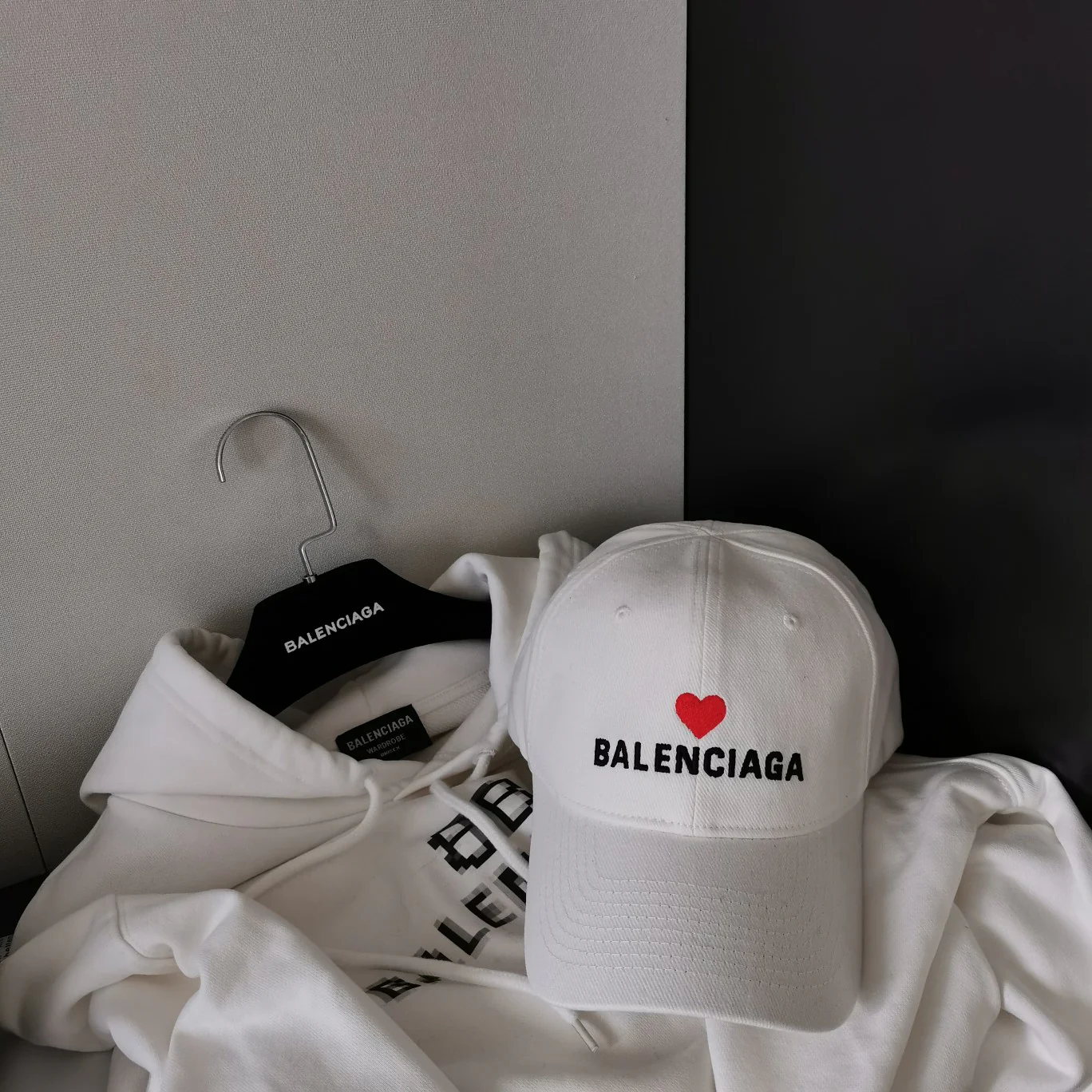 Balenciaga - Синхронизация с официальным сайтом - Бейсболка с вышитым сердцем