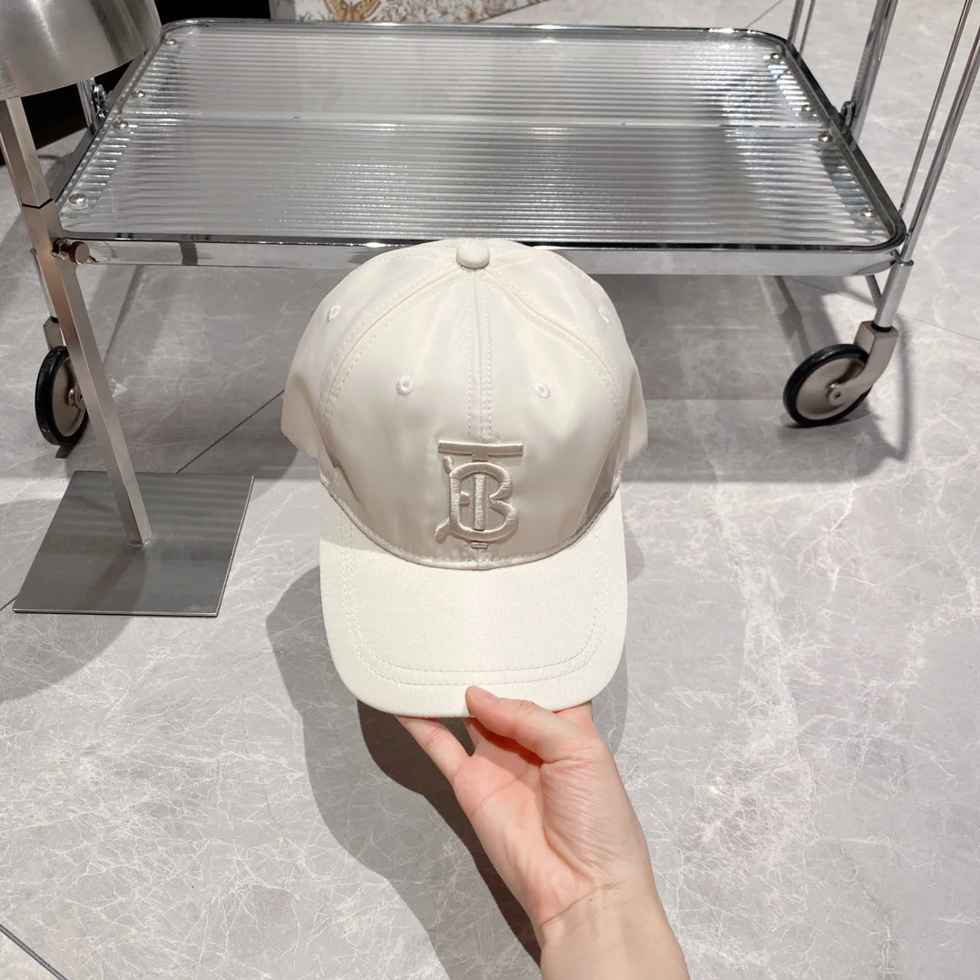 Новинка сезона весна/лето 2023 от Burberry - глянцевая бейсболка TB, белая.