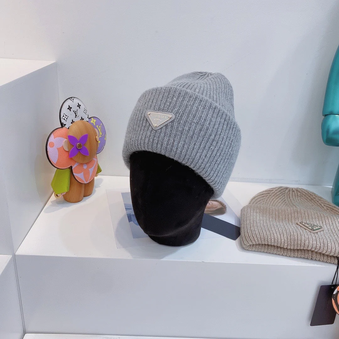 Новинка сезона осень/зима 2023 от Prada - шерстяная вязаная шапка-бини - серая.