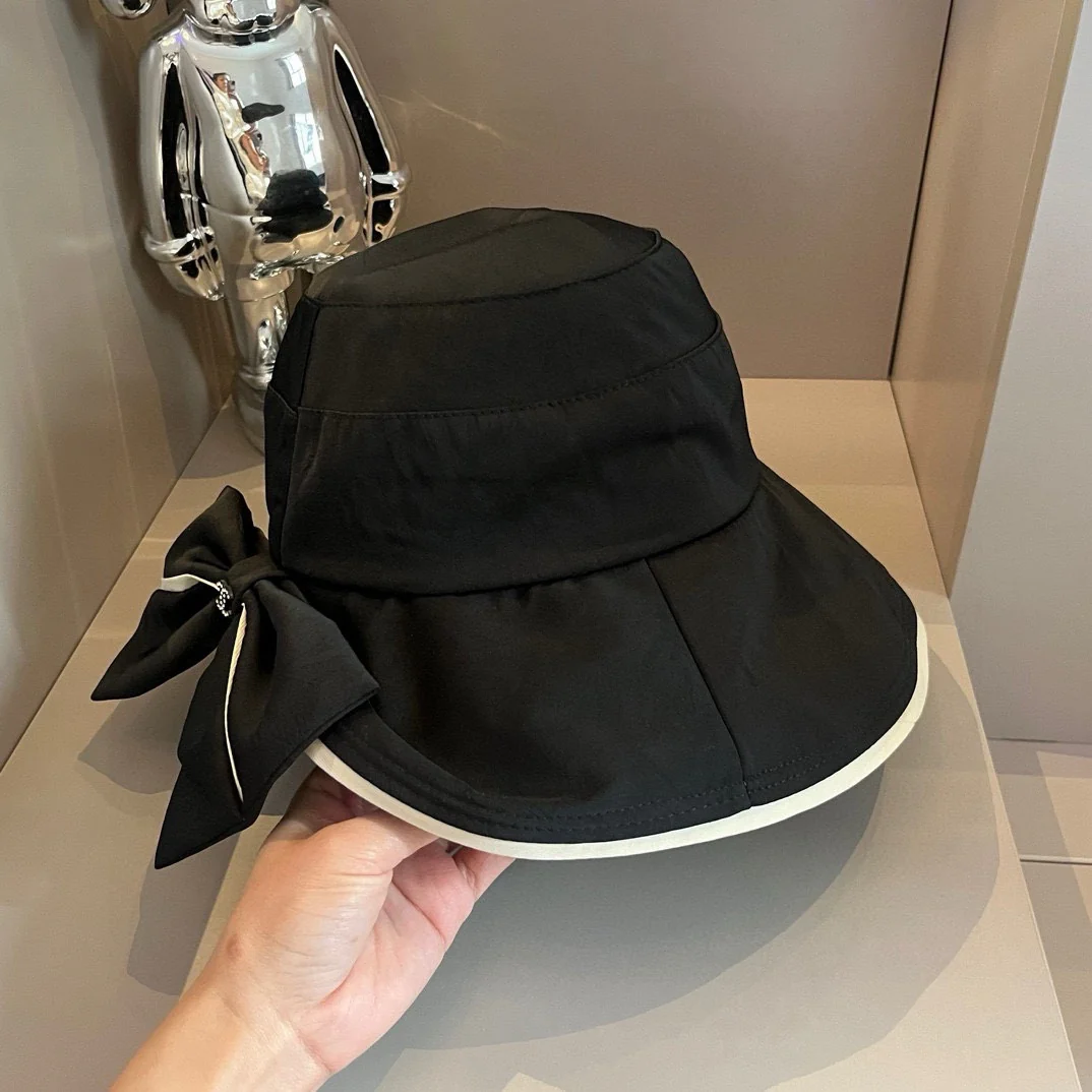 Chanel - Элегантная рыбацкая шляпа с бантом и разрезом - Черная