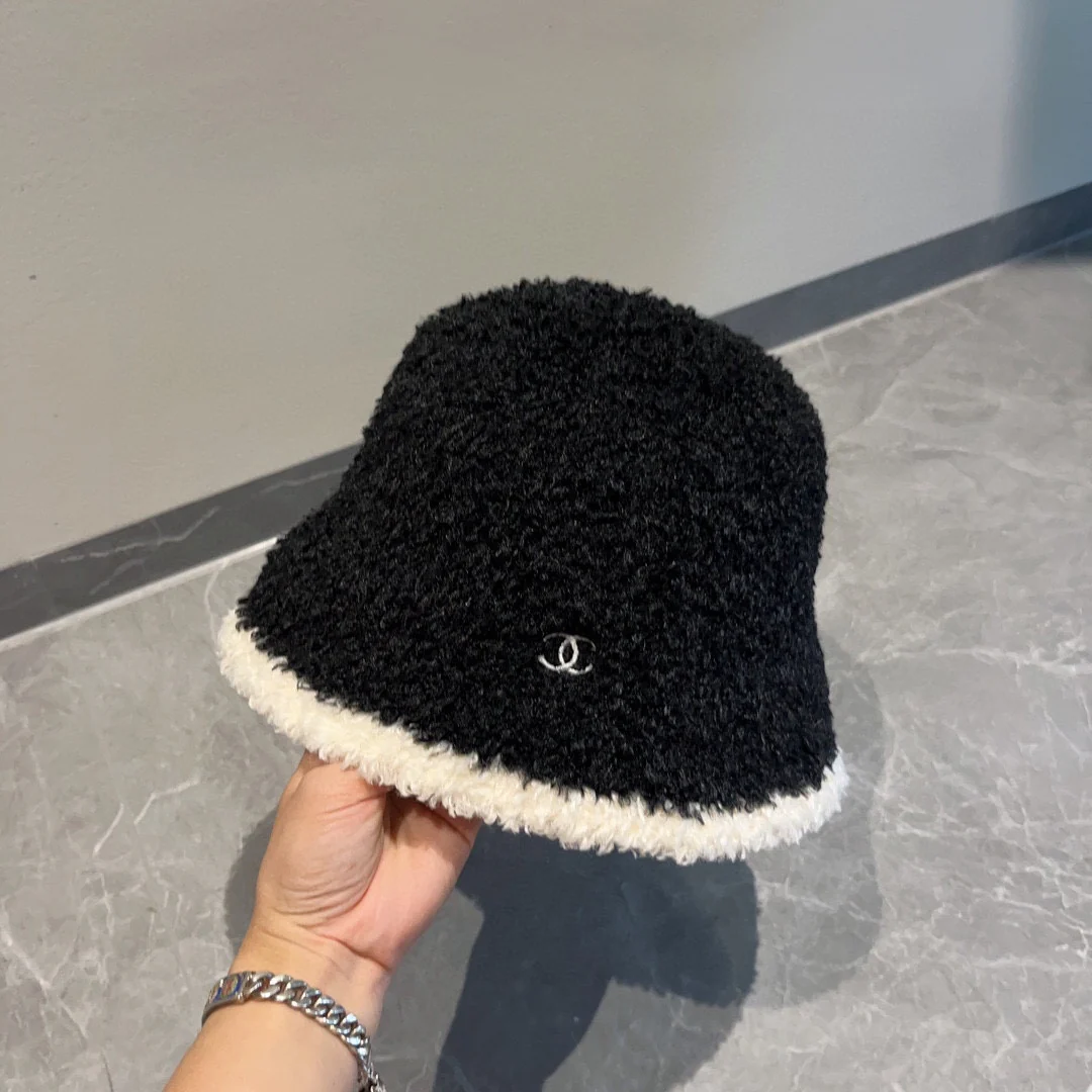 Новая модель меховой рыбацкой шляпы Chanel из осенне-зимней коллекции - черная.