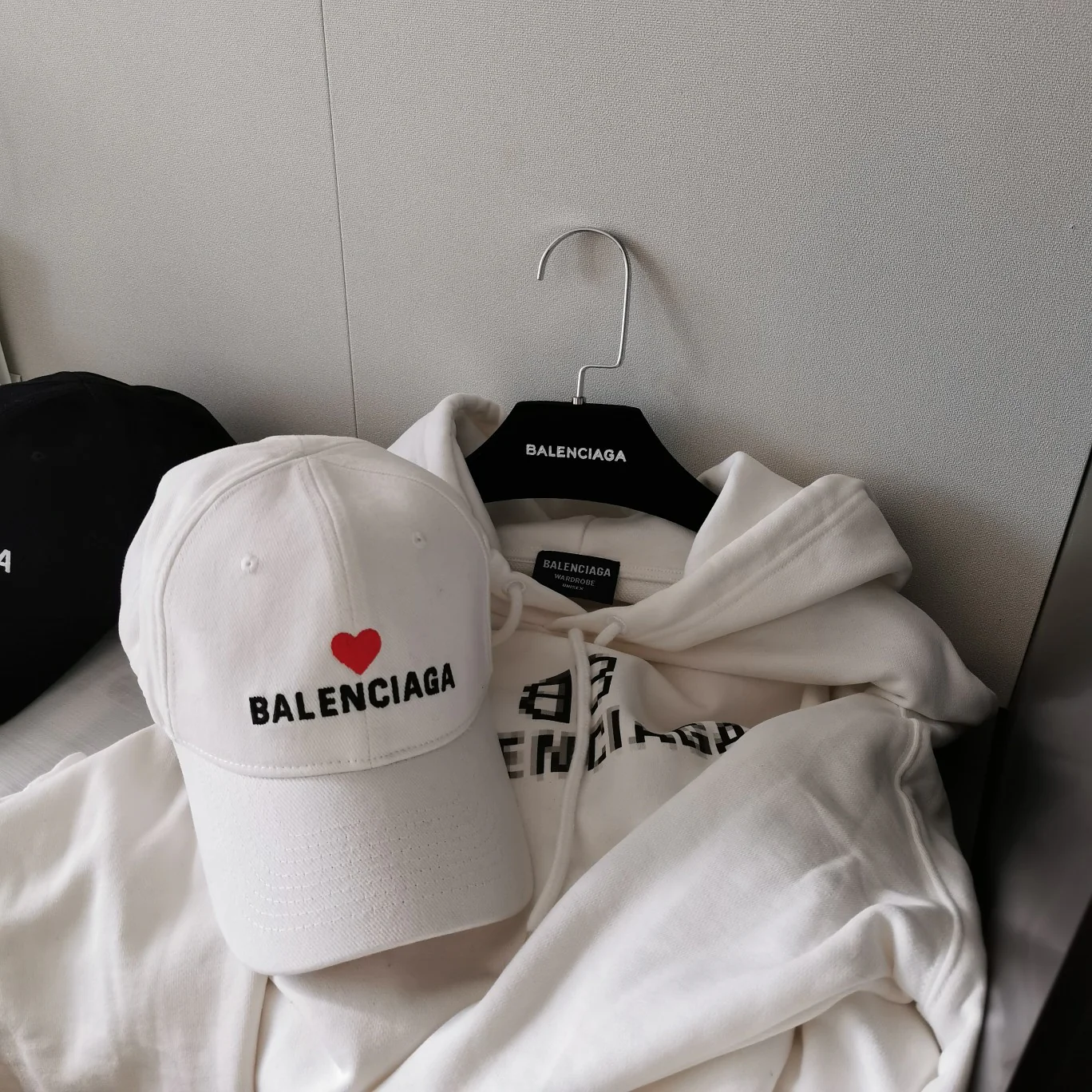 Balenciaga - Синхронизация с официальным сайтом - Бейсболка с вышитым сердцем