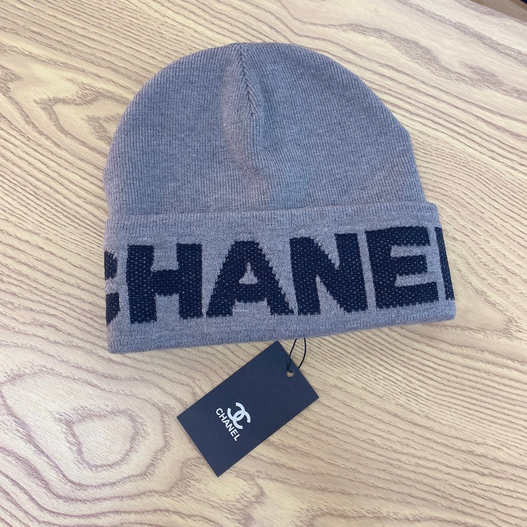 Chanel - Разноцветная вязаная шапка-бини