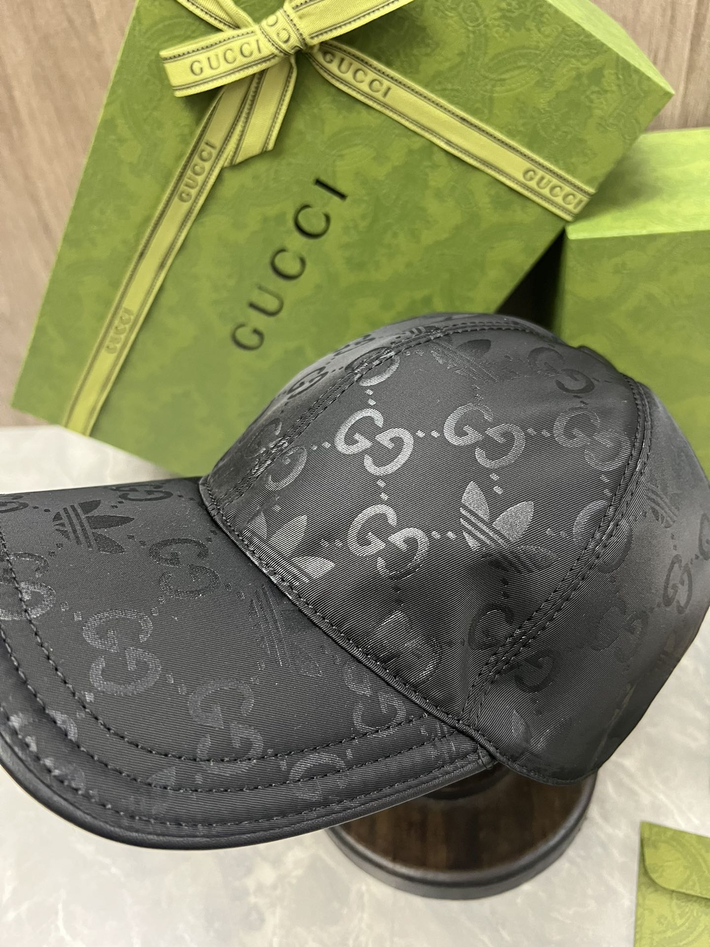 Водонепроницаемая бейсболка с монограммой от Gucci (коллаборация) - черная.