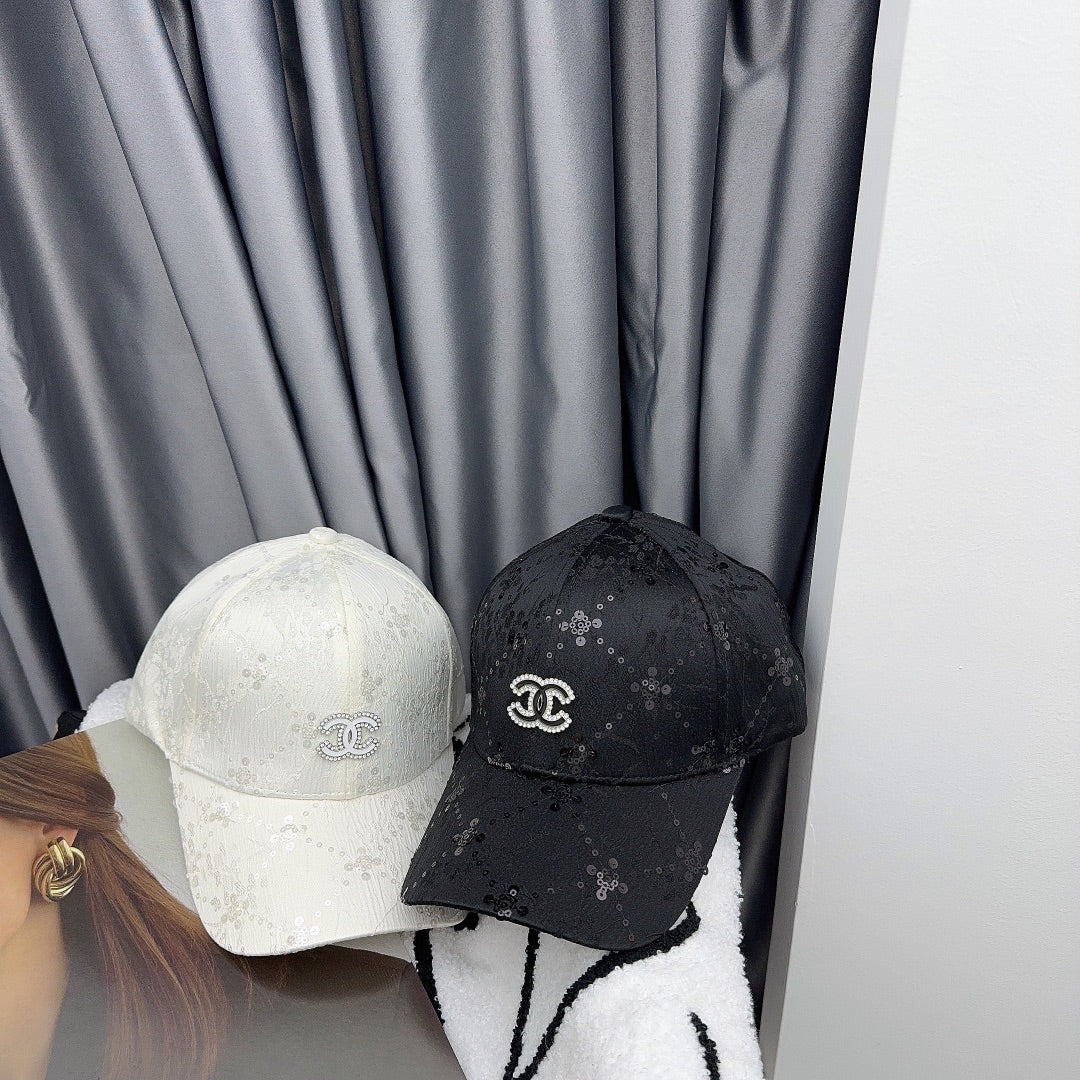 Chanel - Новая бейсболка ручной работы, расшитая пайетками - Белая