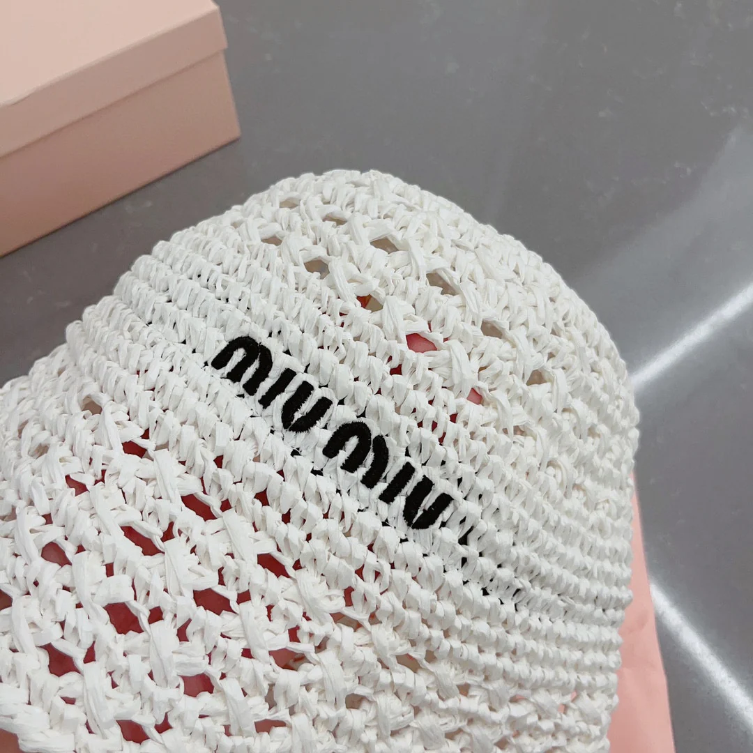 Новинка коллекции Miu Miu Весна/Лето 2023 - Вязаная крючком рыбацкая шапка - Белая