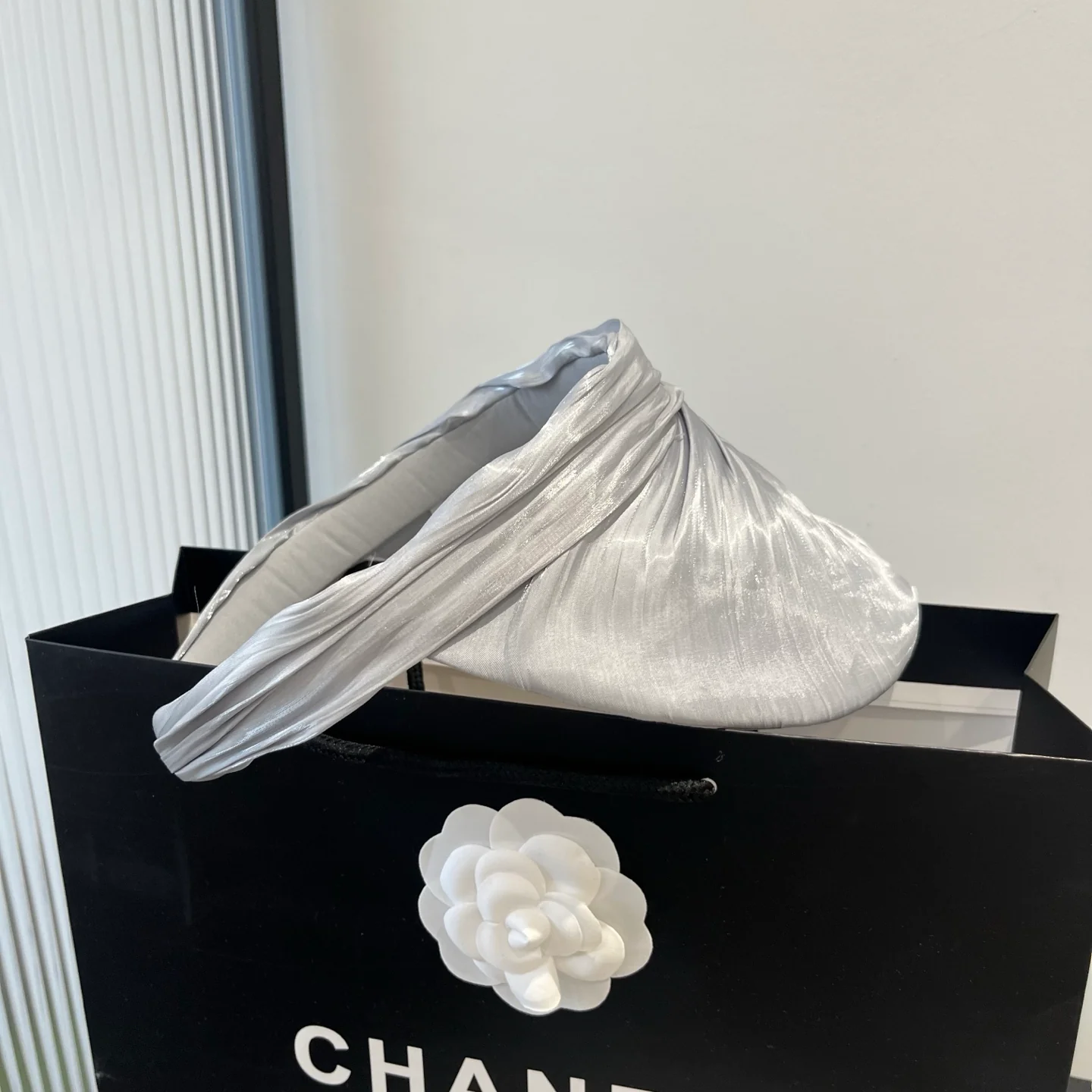 Miu Miu - Солнцезащитная шляпа с атласным бантом - Серебристая