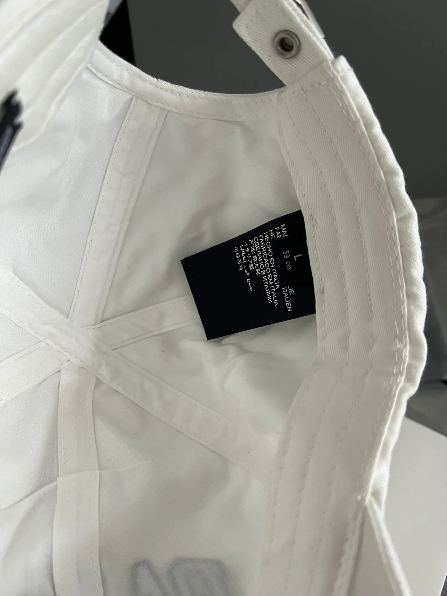 Бейсболка Balenciaga City Collection в винтажном стиле с эффектом потертости - белая