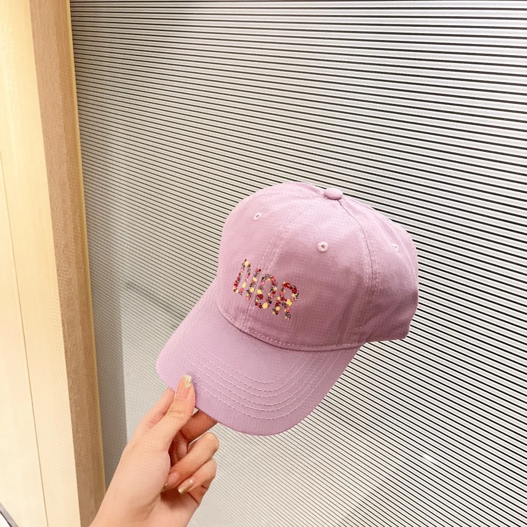 Бейсболка Dior с цветочным логотипом