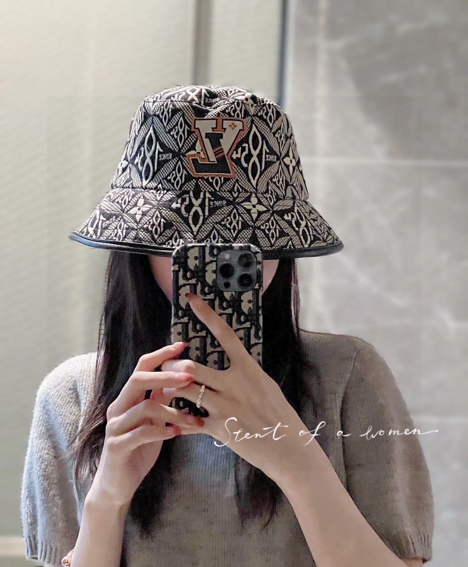 LV - Новинка 2023 года в бутике: Рыбацкая шляпа с вышивкой по всей поверхности.