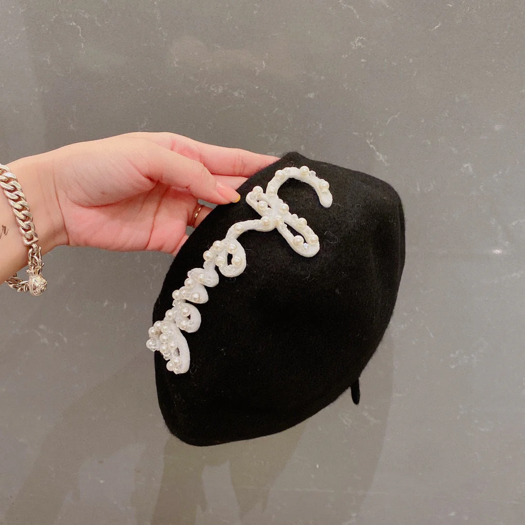 Chanel - Берет из вышитой жемчужной шерсти - Черный