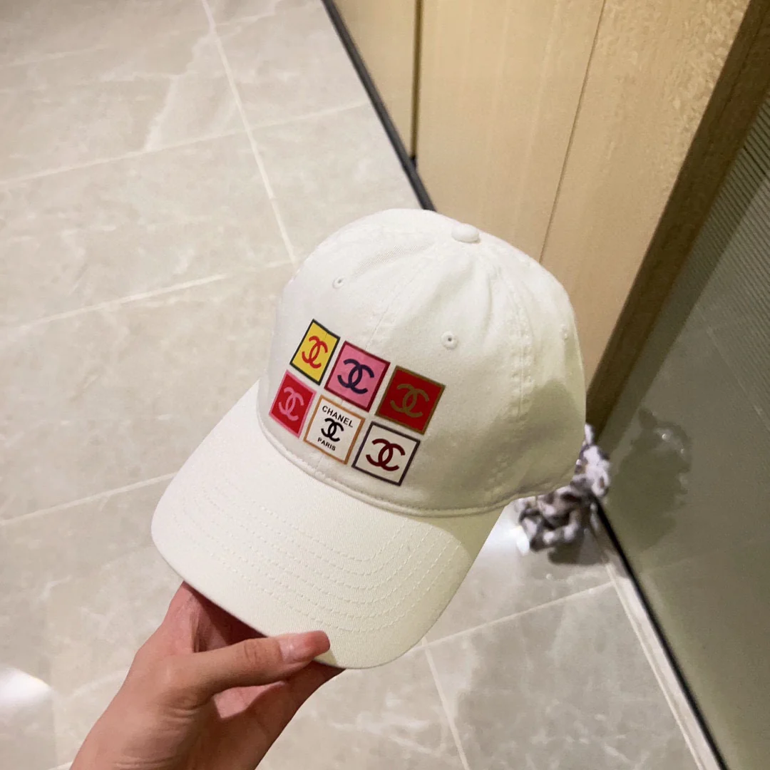 Бейсболка Chanel 2023 года, новая модель, с шестью панелями.