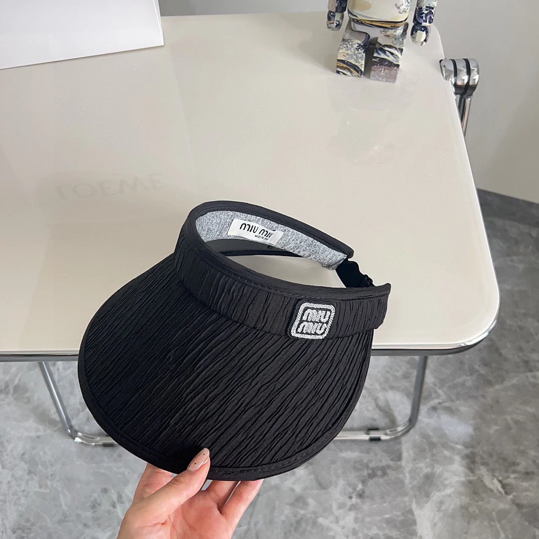 Новая элегантная плиссированная шляпа от солнца Miu Miu из летней коллекции 2024 года - черная.