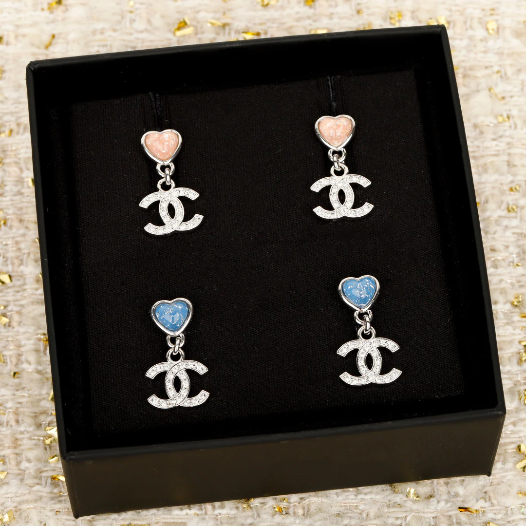 Серьги Chanel с подвеской в ??виде сердца и двойной буквой С, 25 пенсов - розовые - синие