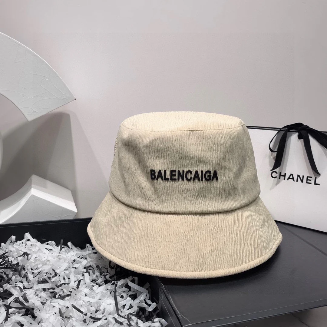 Balenciaga - Минималистичная рыбацкая шляпа с волнообразным узором
