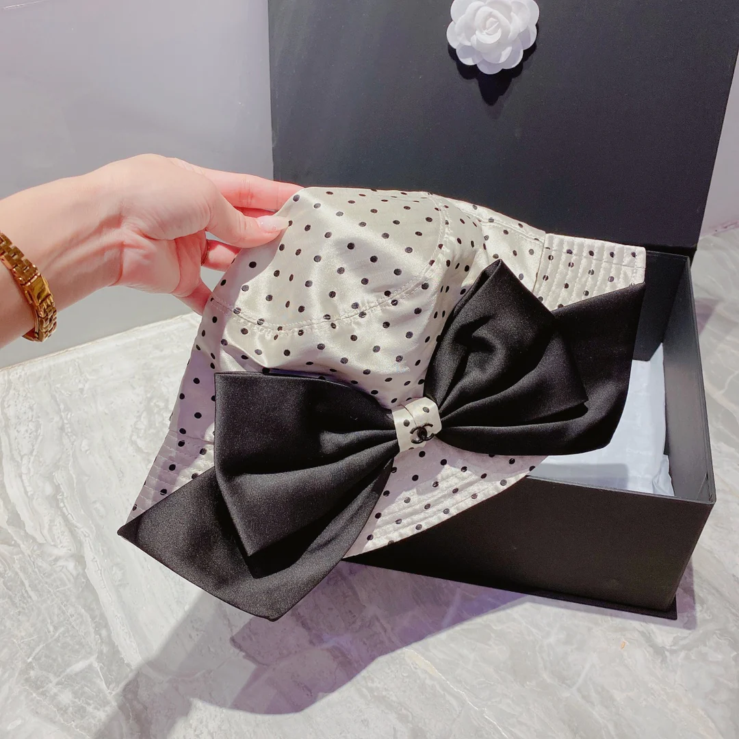 Chanel - Элегантная атласная шляпа от солнца