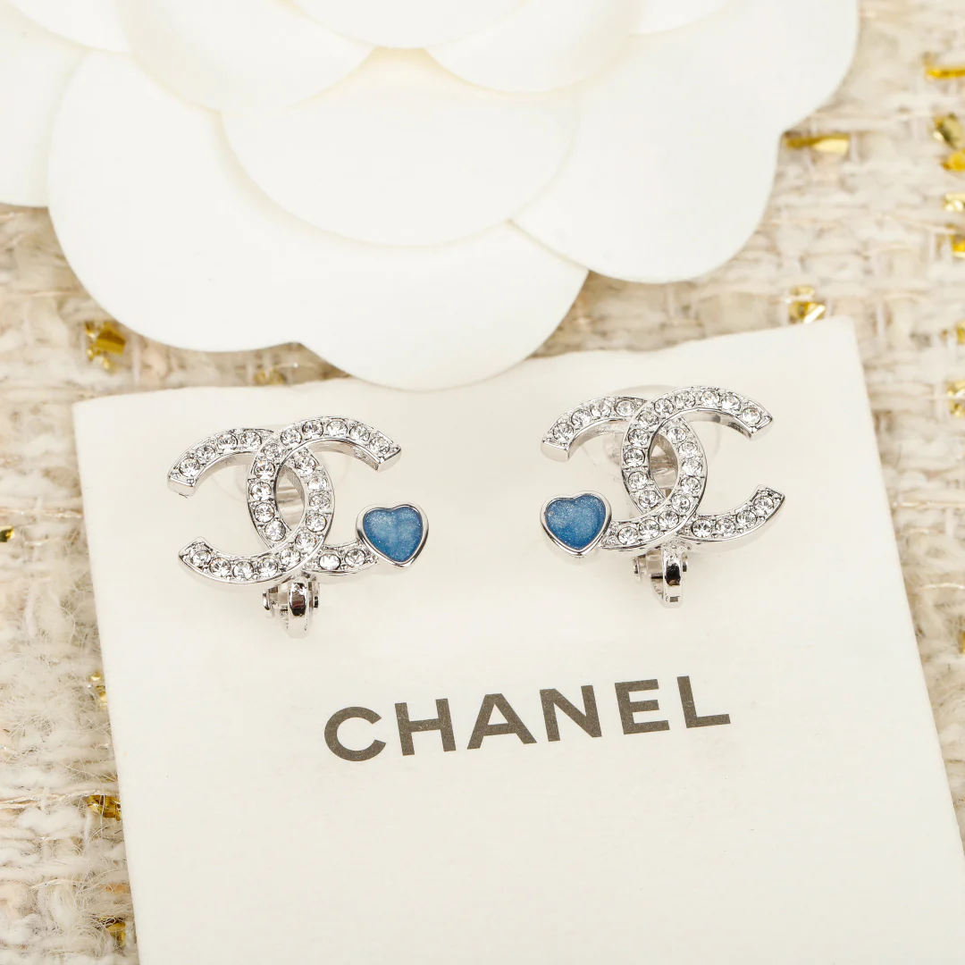 Серьги-клипсы - Chanel - серьги в форме сердца с двойным С-образным стразом, 25 пенсов - розовые - синие