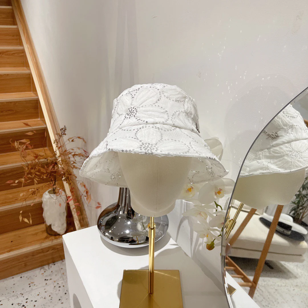 Рыбацкая шляпа Dior весна/лето 2022 с пайетками и кружевом