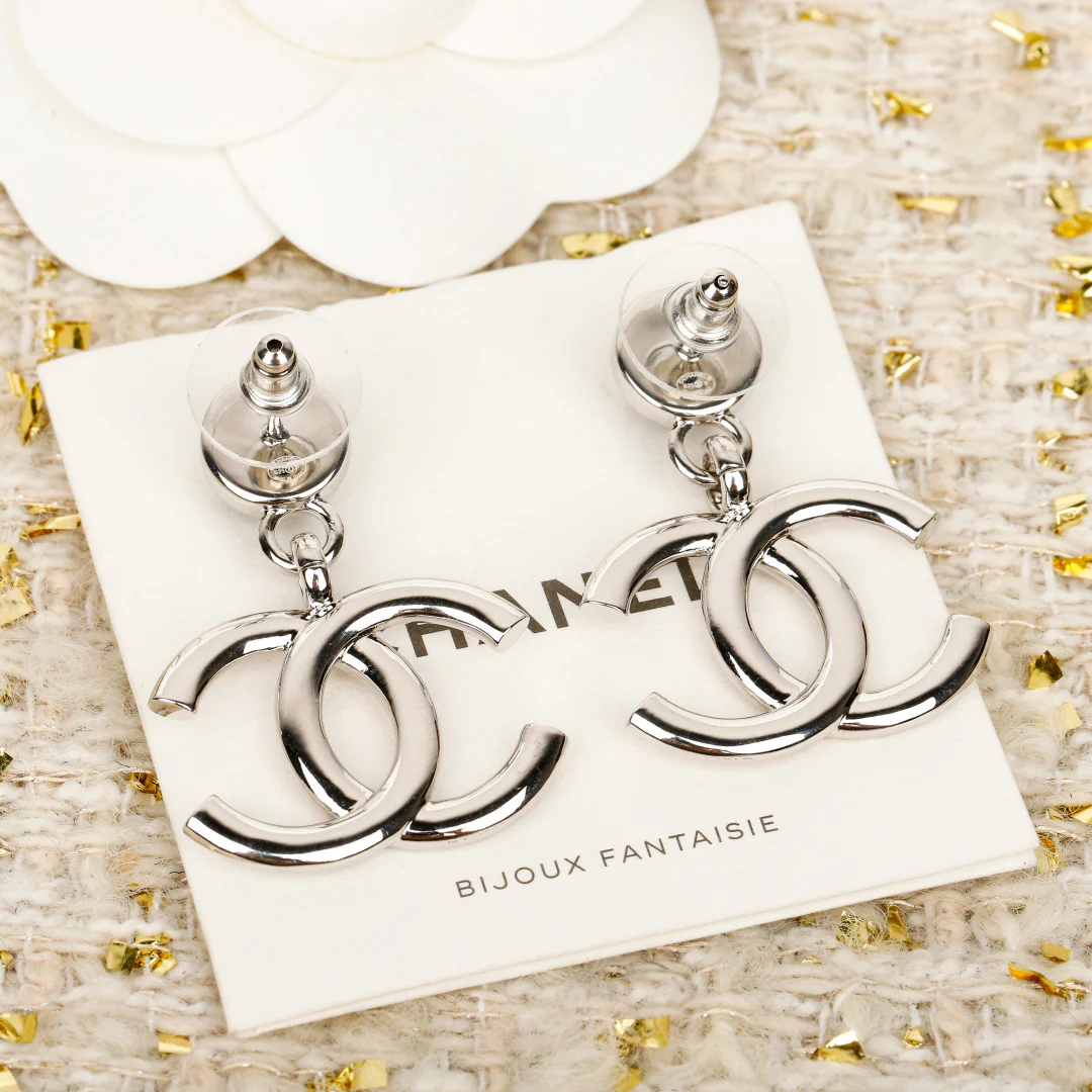 Chanel - Серьги в виде двойной буквы С из полированного черного серебра, 25 пенсов