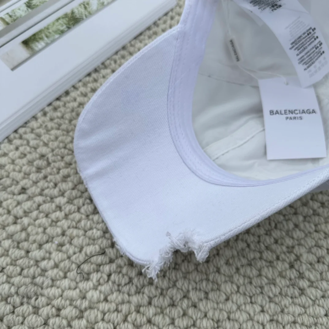Бейсболка Balenciaga с надписью на задней стороне - белая