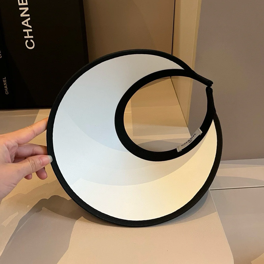 Минималистичная солнцезащитная шляпа Chanel с мелкими бриллиантами - белая.