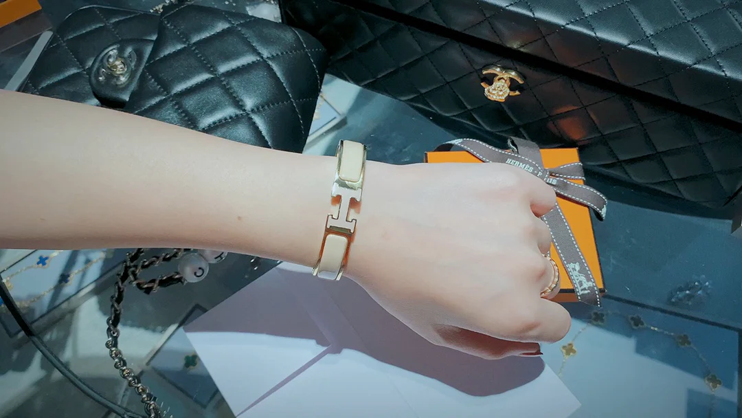 Браслеты, браслеты-кольца и цепочки Hermes - изображение из коллекции