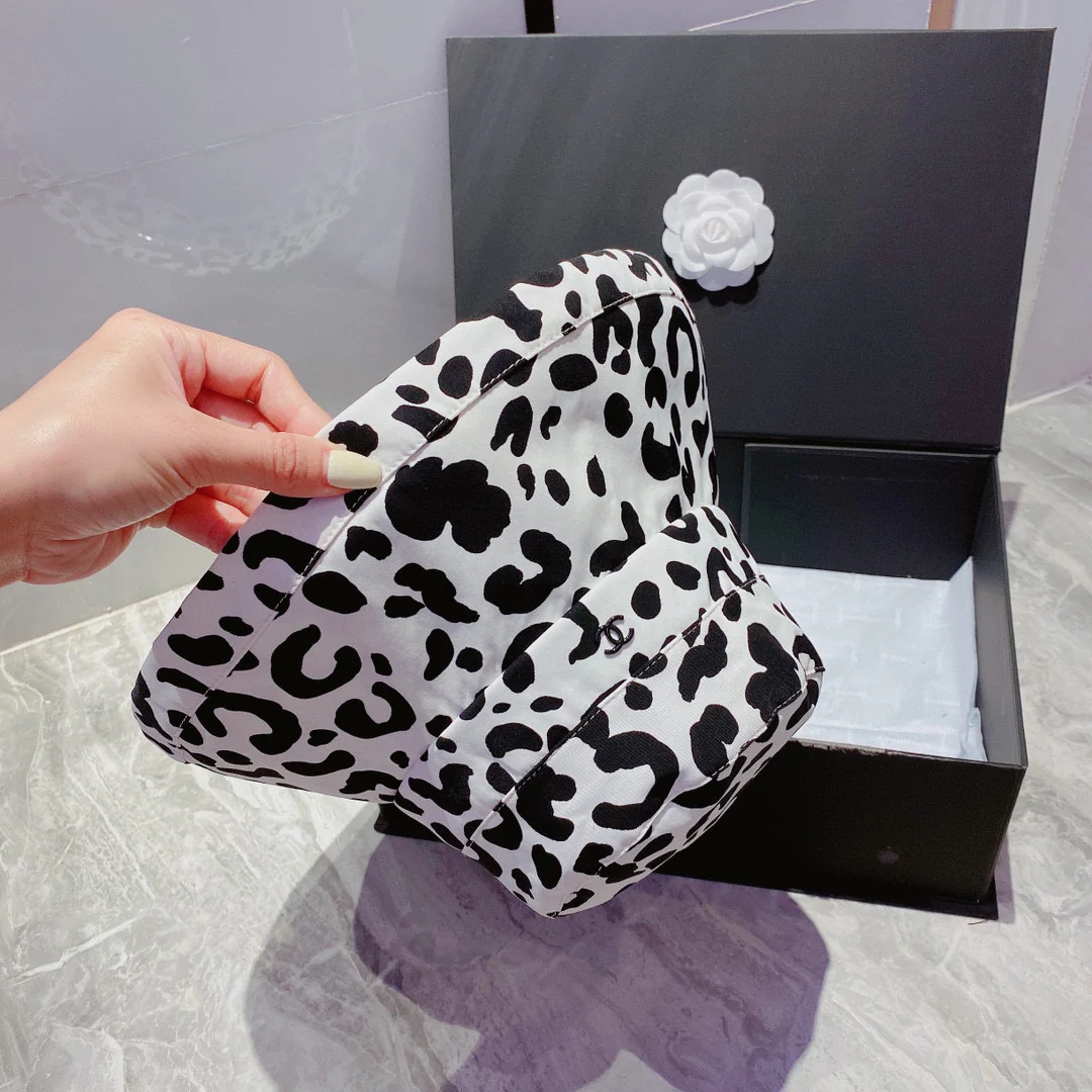 Рыбацкая шляпа Chanel с леопардовым принтом