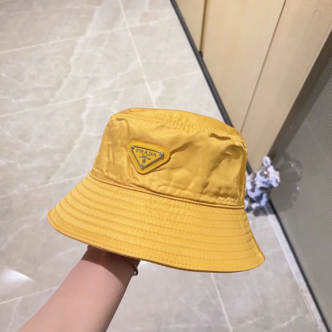 Новая ретро-панама Prada из джинсовой ткани, 2023 год - желтая.