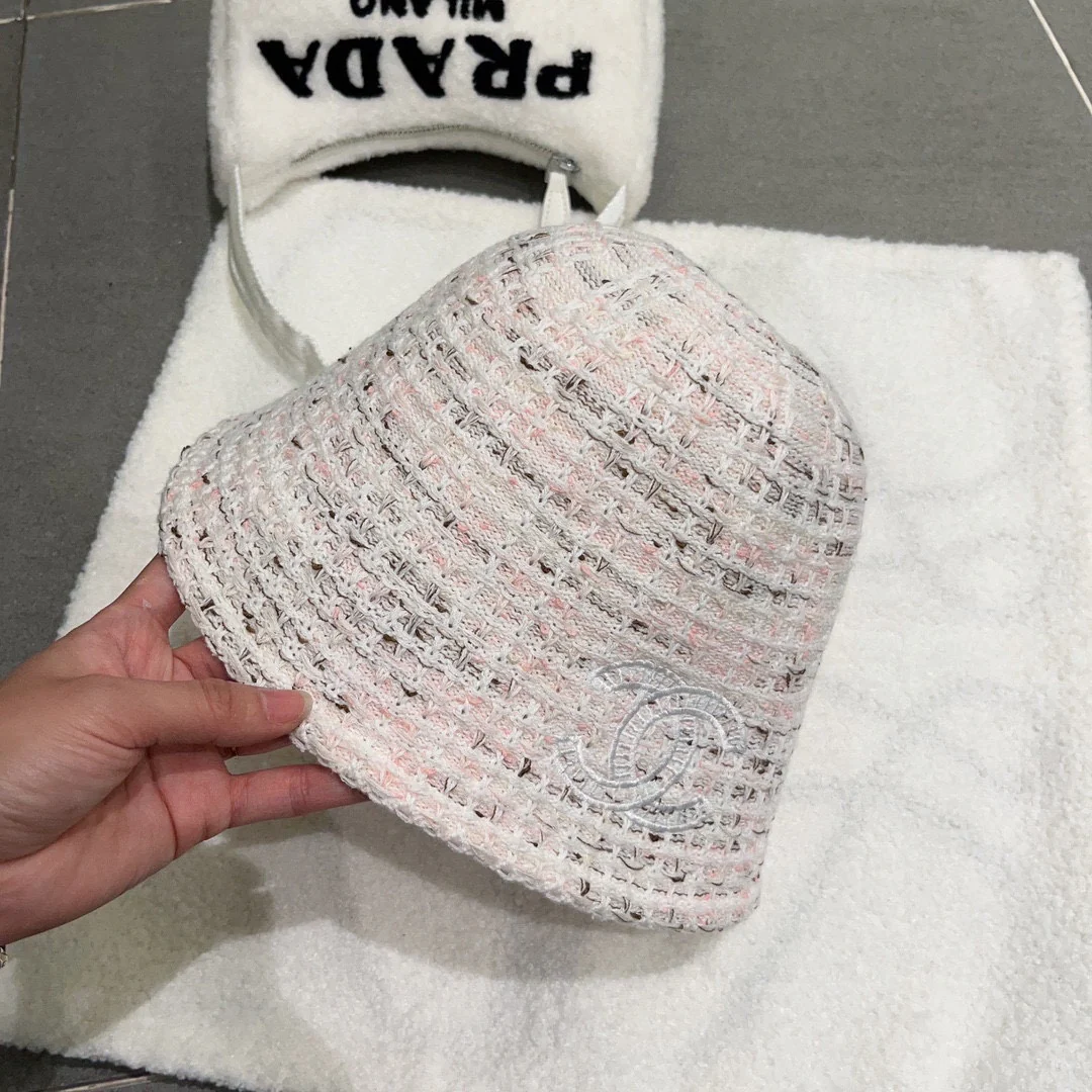 Новая элегантная вязаная рыбацкая шапка в стиле Chanel из осенне-зимней коллекции - розовая.