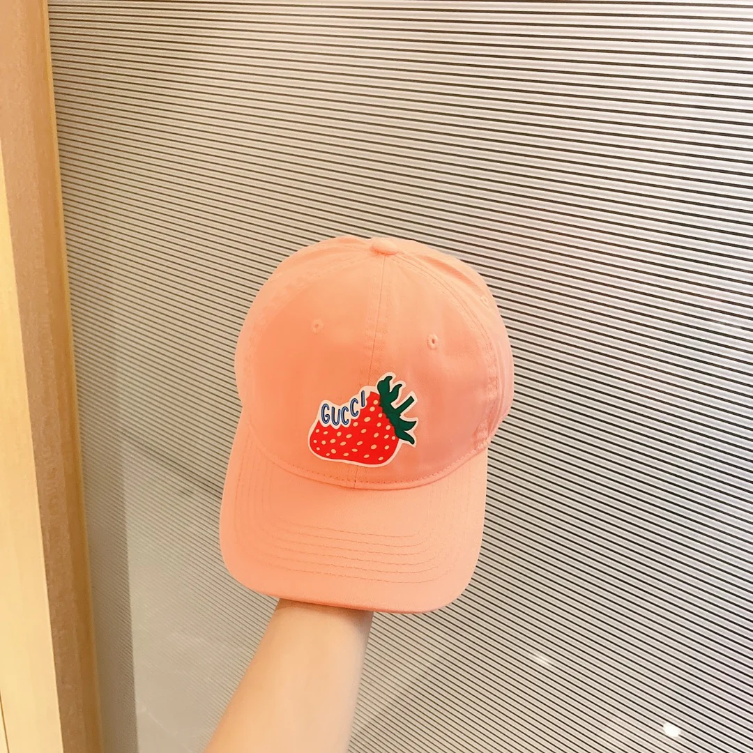 Бейсболка Gucci с клубничным рисунком - 1