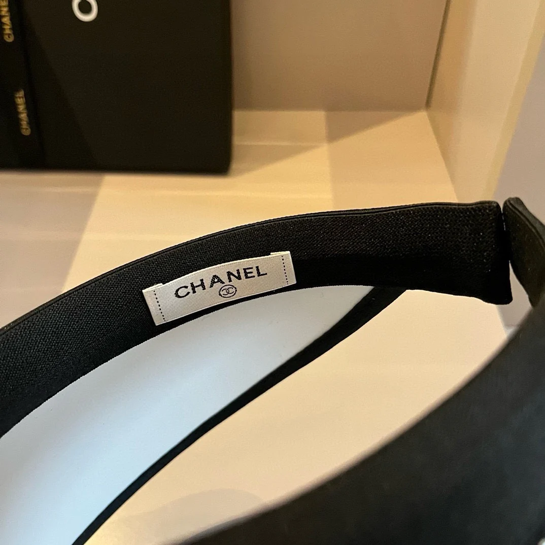 Минималистичная солнцезащитная шляпа Chanel с мелкими бриллиантами - черная