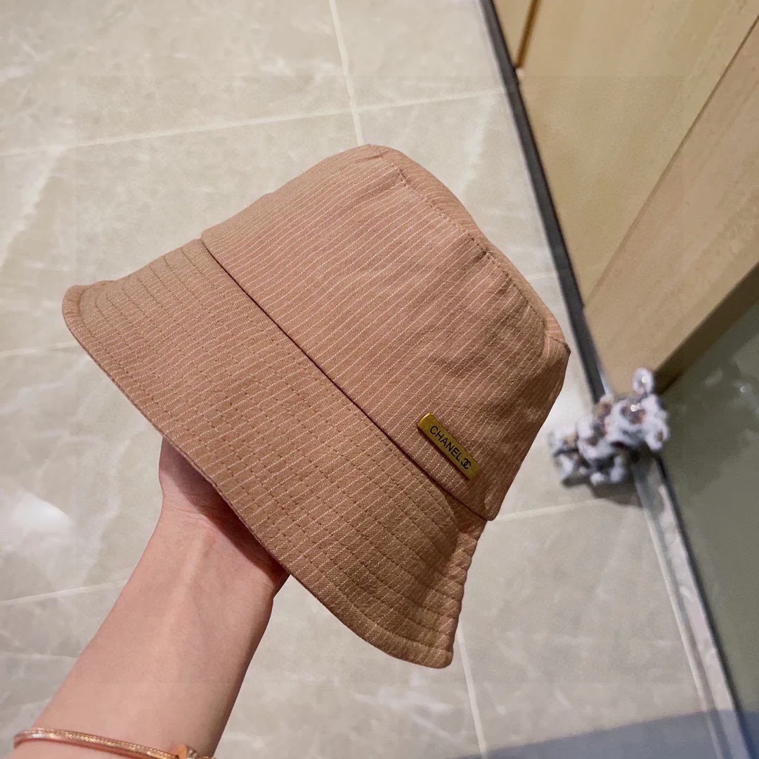 Новая модель Chanel 2023: прямая полосатая рыбацкая шляпа — хаки.