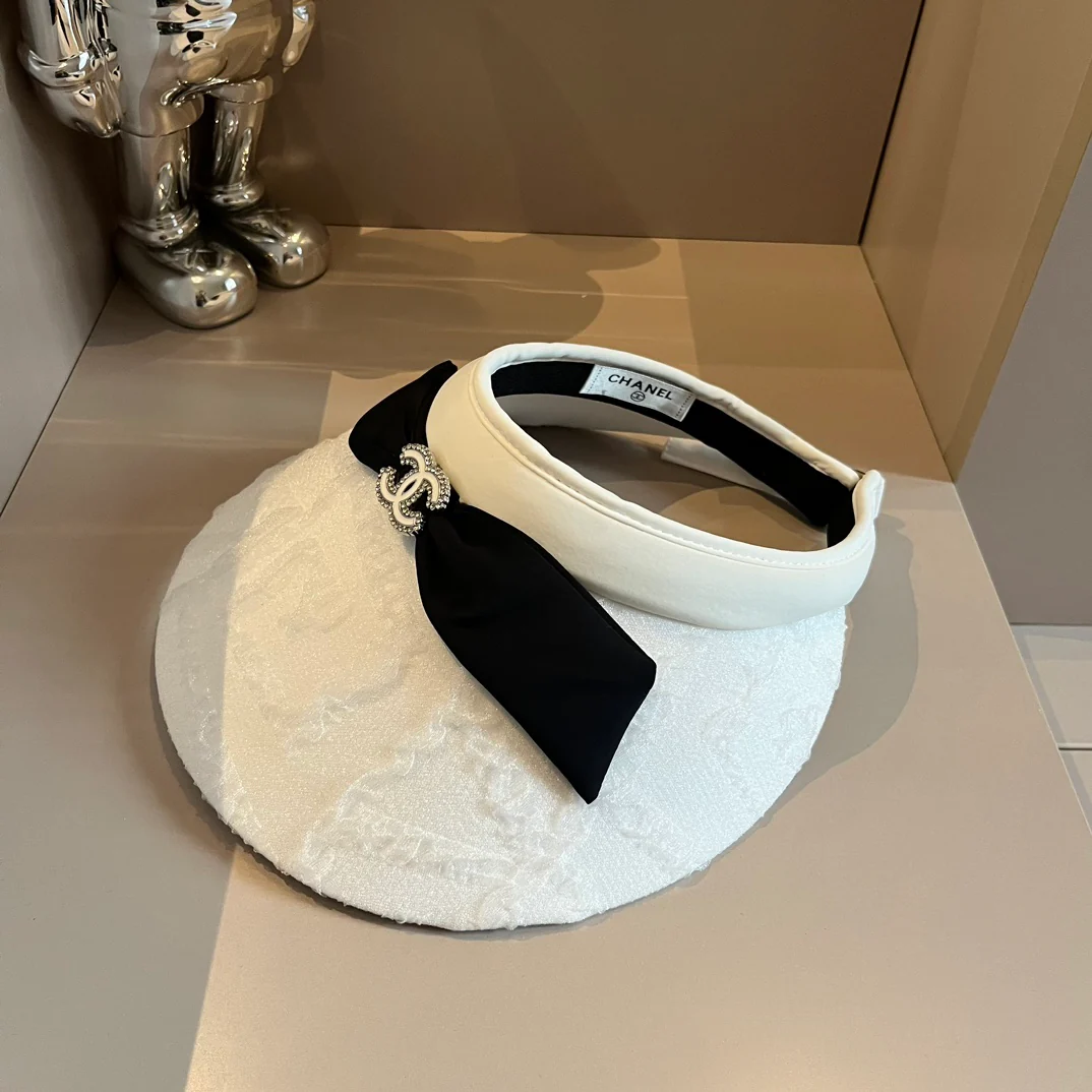 Солнцезащитная шляпа Chanel с кружевом и стразами - белая.