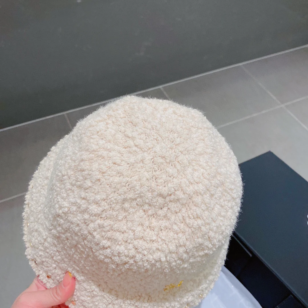 Панама Miu Miu с заклепками - белая