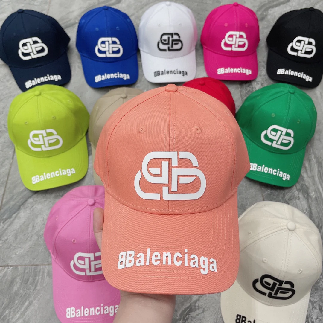 Balenciaga - Яркие бейсболки на все сезоны