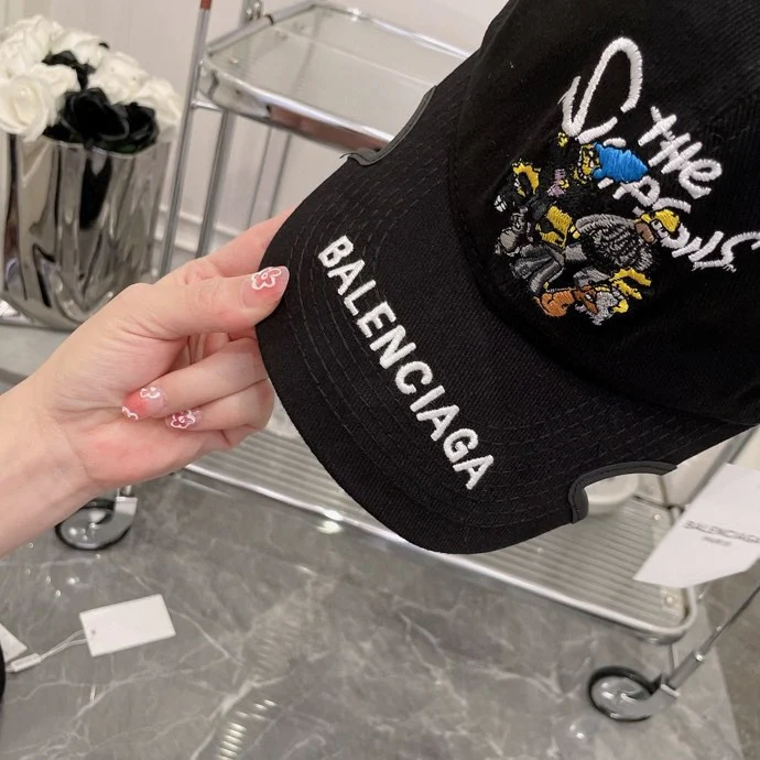 Бейсболка, созданная в сотрудничестве Balenciaga и The Simpsons.