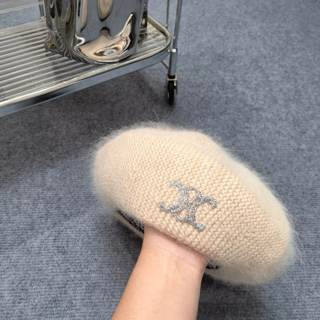 Celine - Новая шапка Triumph из мягкого кроличьего меха