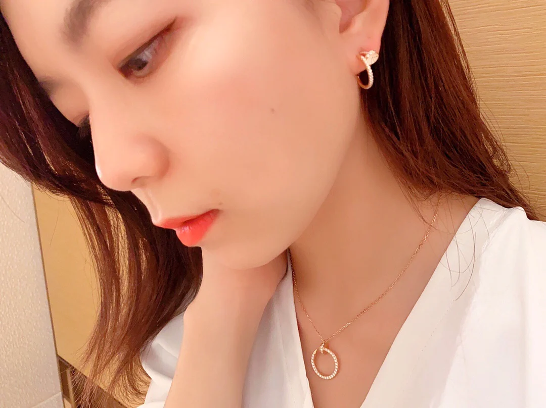 Небольшие серьги-гвоздики Cartier из розового золота, полностью инкрустированные бриллиантами.