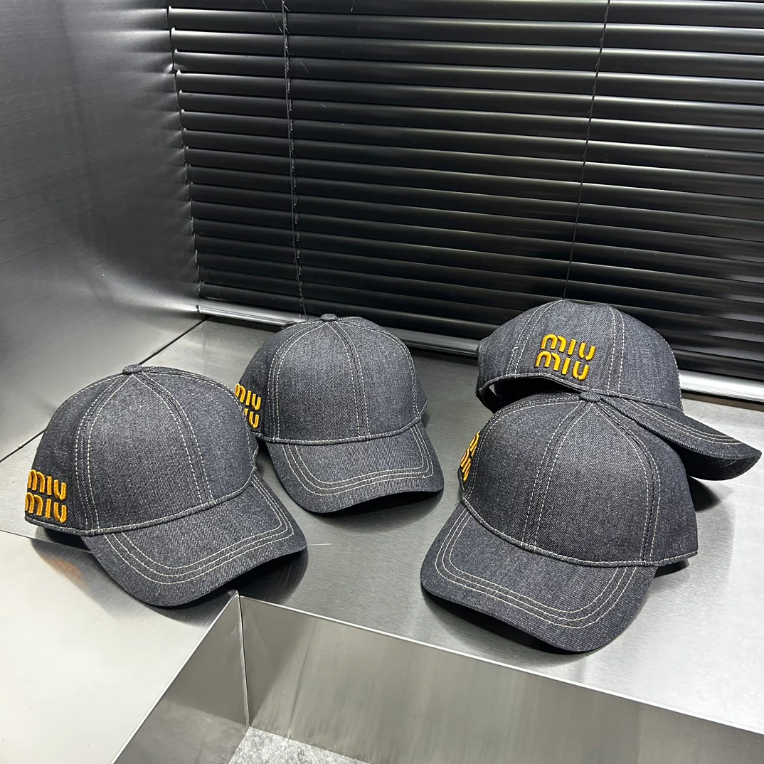 Новая джинсовая бейсболка Miu Miu весна/лето 2024 с вышитой буквой