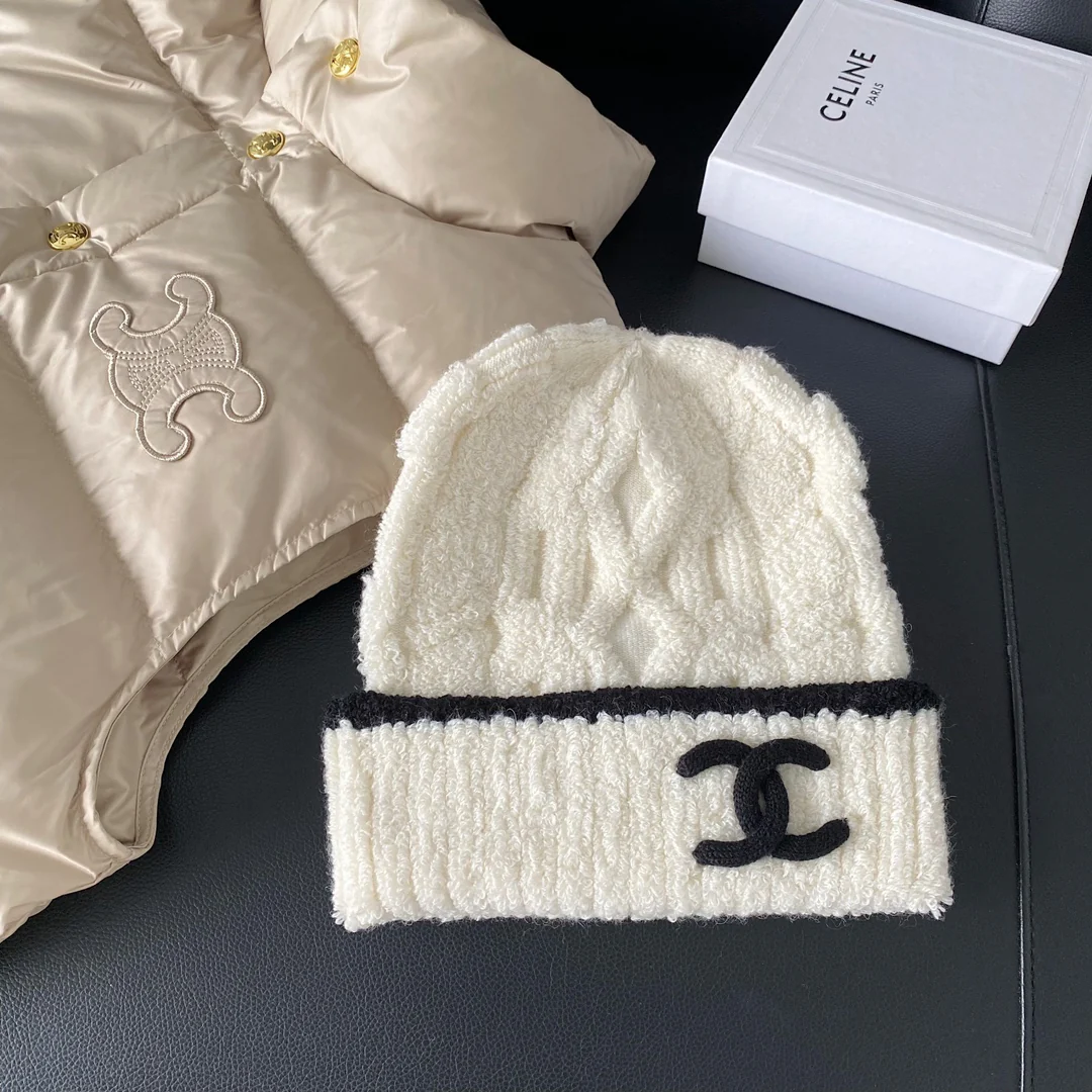 Вязаная шапка Chanel из коллекции осень/зима 2023, новая модель — белая.