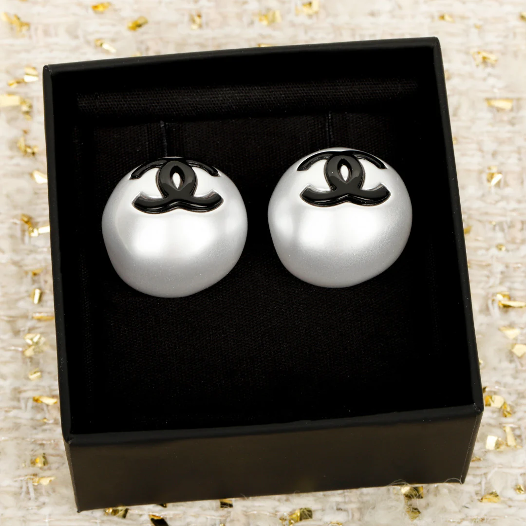 Серьги Chanel Double C с жемчугом, 25 пенсов - Черные - Розовые - В стиле Дженни