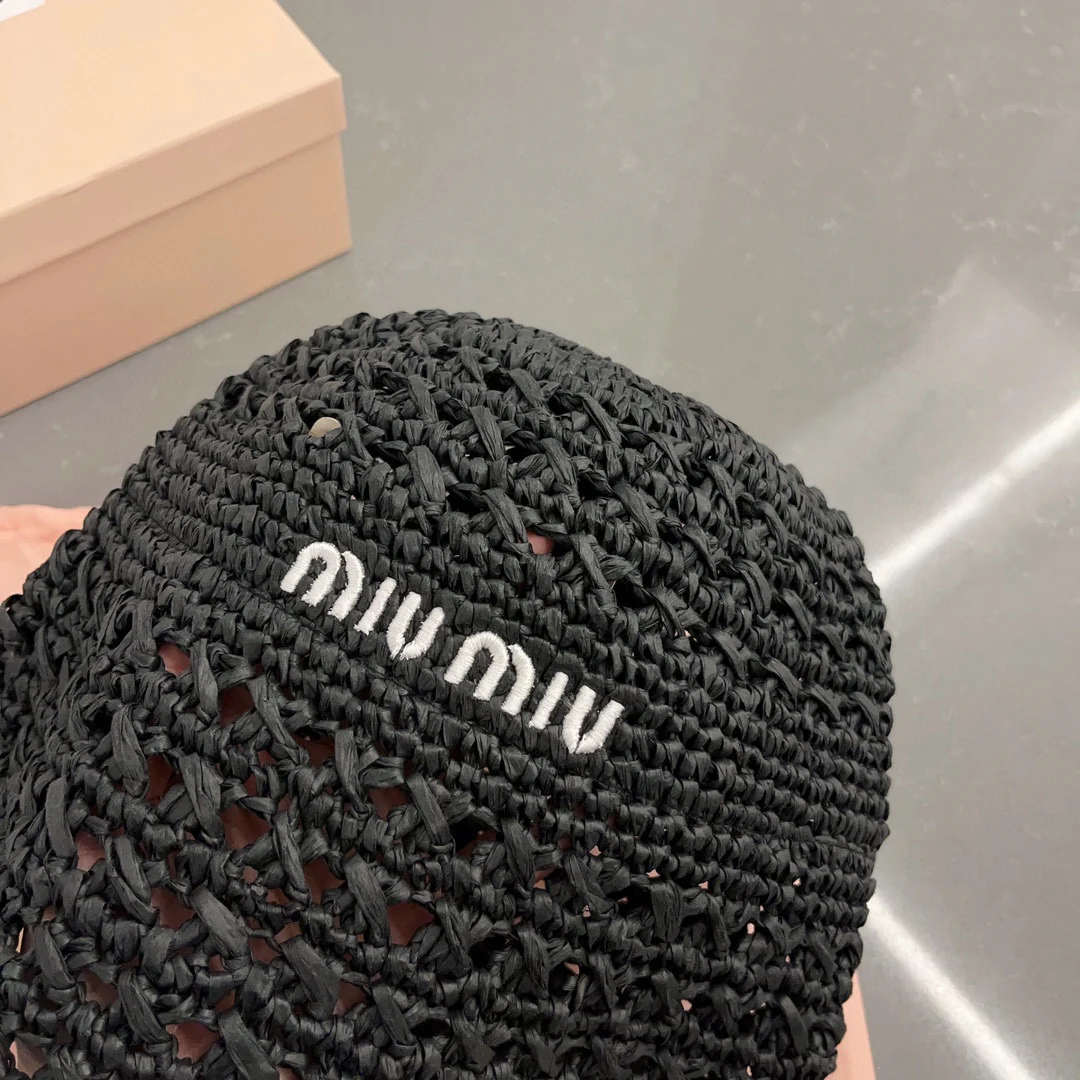 Новинка сезона весна/лето 2023 от Miu Miu - Вязаная крючком рыбацкая шапка - Черная