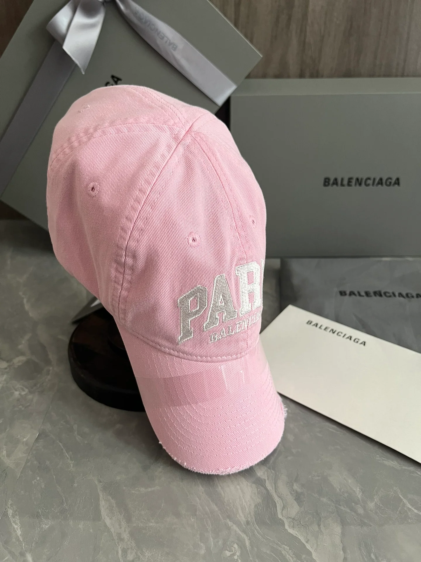 Balenciaga - Винтажная рваная бейсболка из коллекции City Collection - Розовая