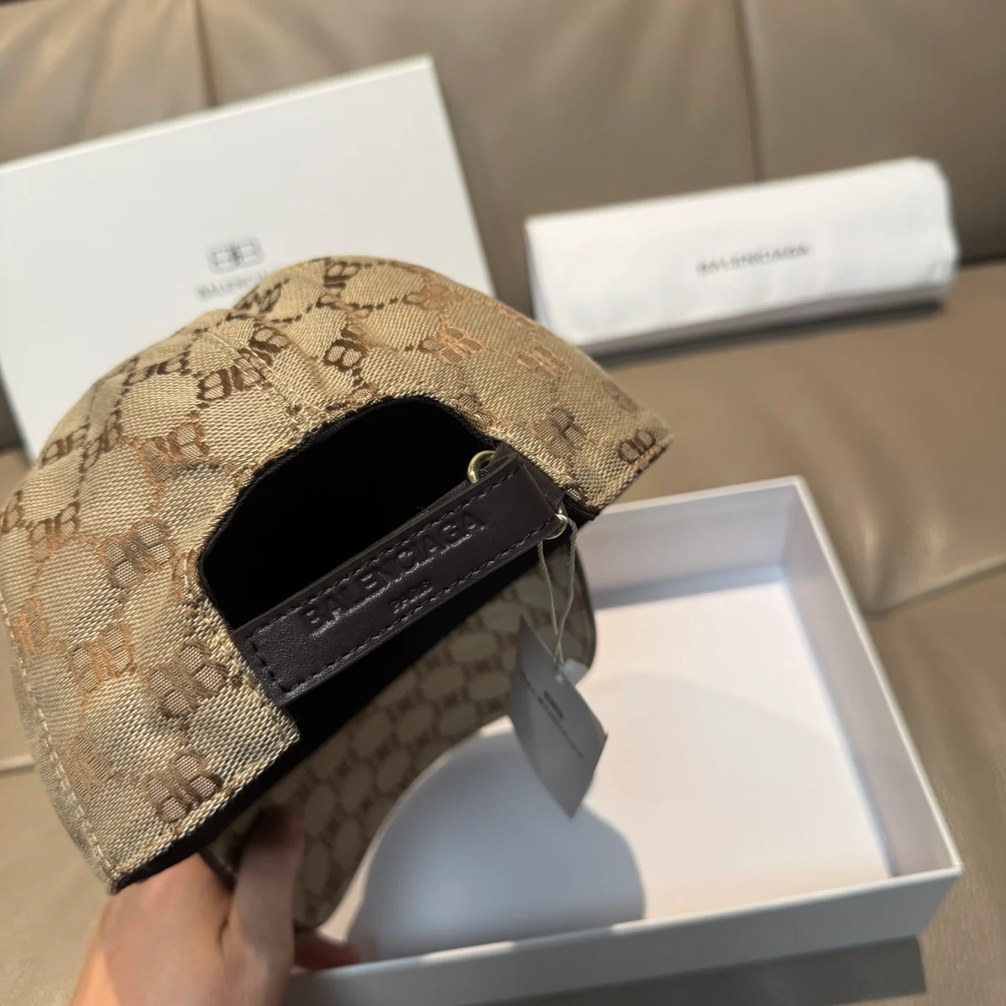 Бейсболка Balenciaga с двойной буквой B по всей поверхности.