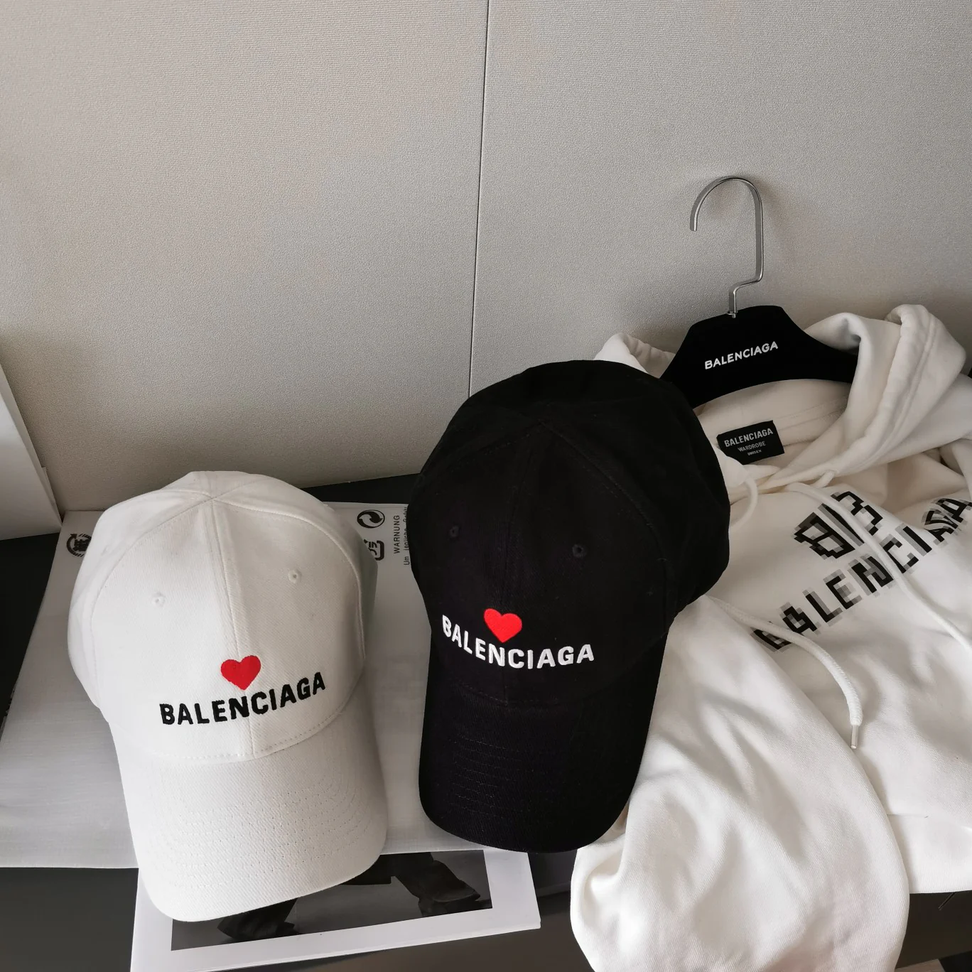 Balenciaga - Синхронизация с официальным сайтом - Бейсболка с вышитым сердцем