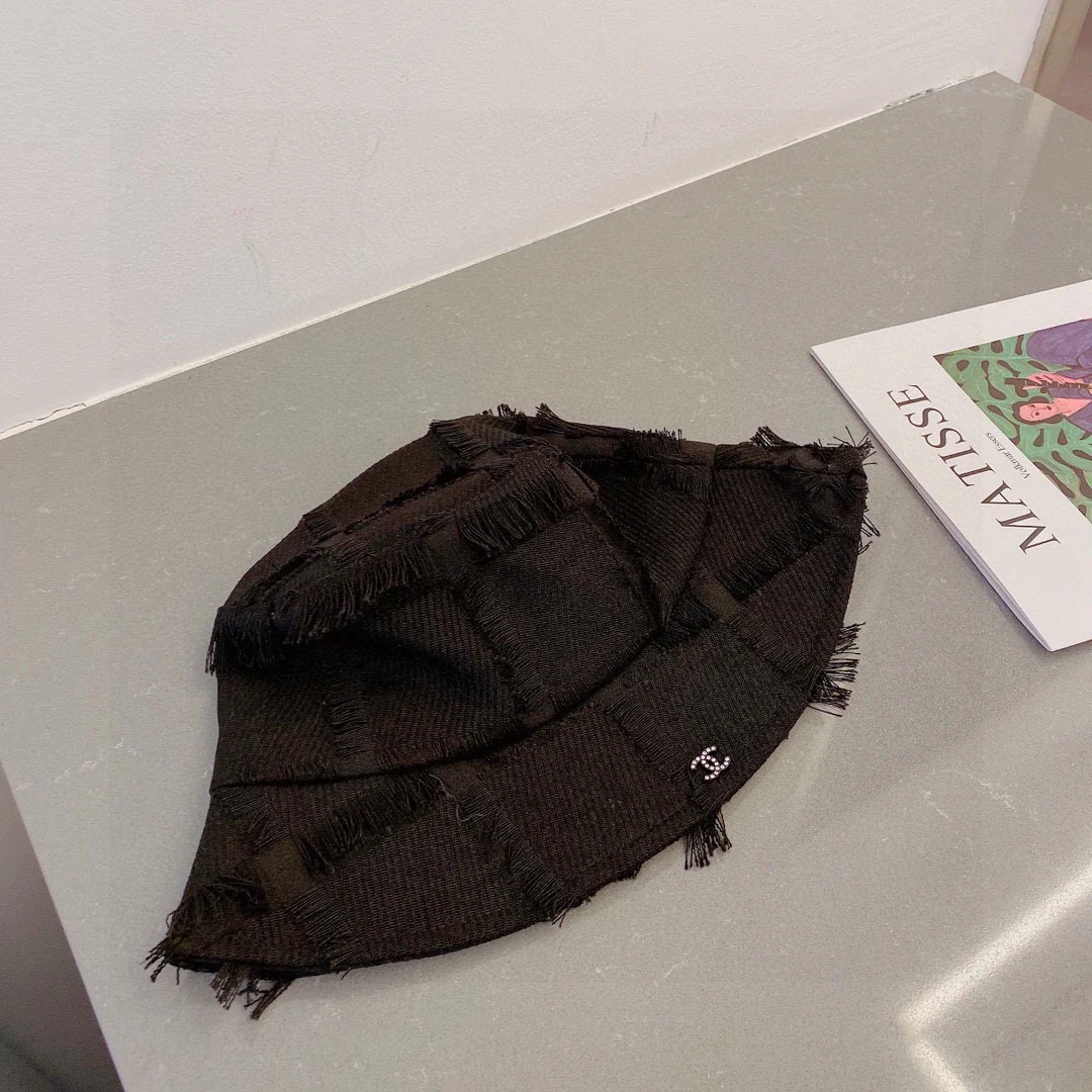 Новинка весенне-осенней коллекции Chanel 2023 — Зачесанная назад рыбацкая шляпа — Черная