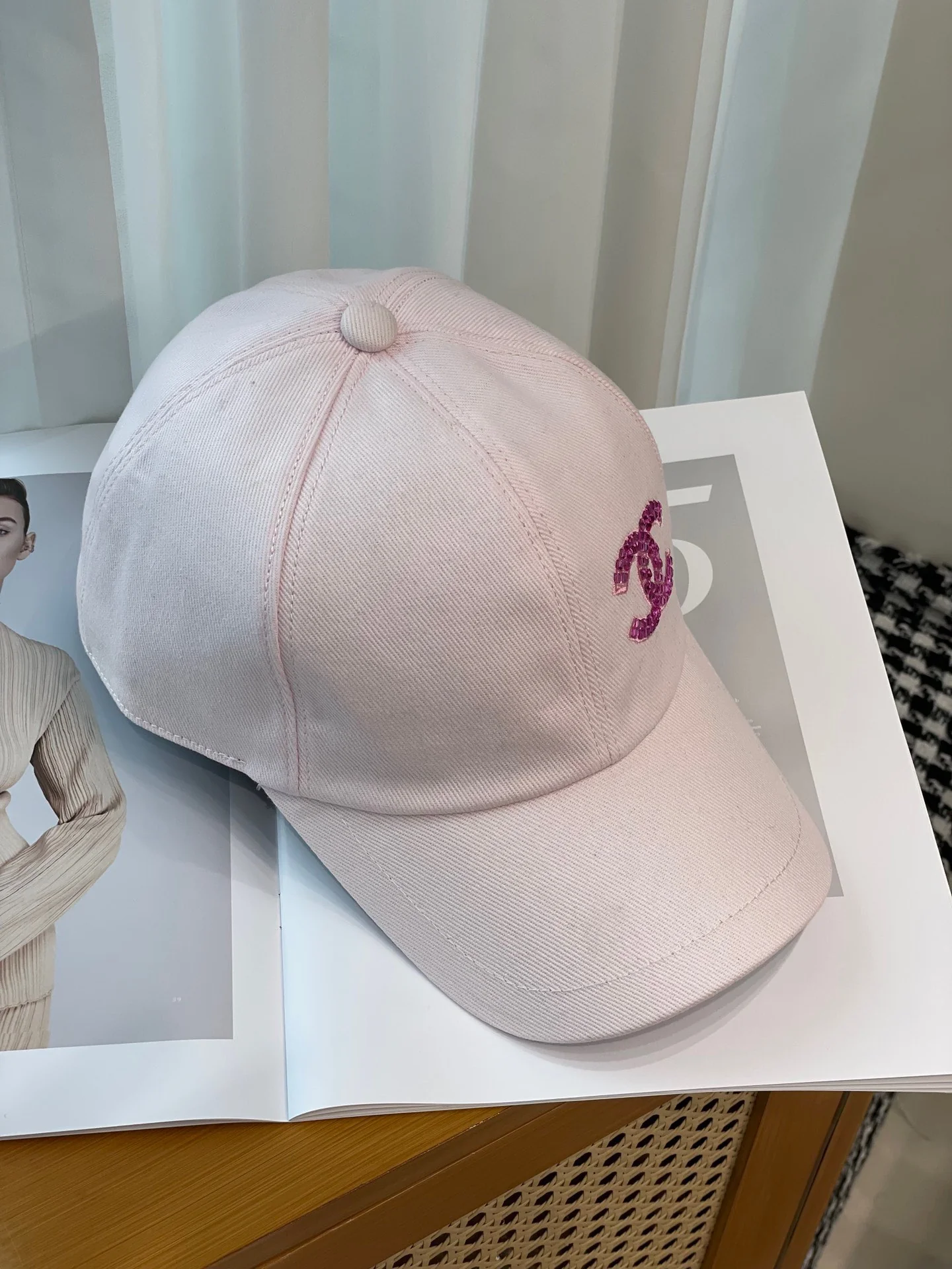 Chanel - Новая бейсболка с пайетками - Розовая