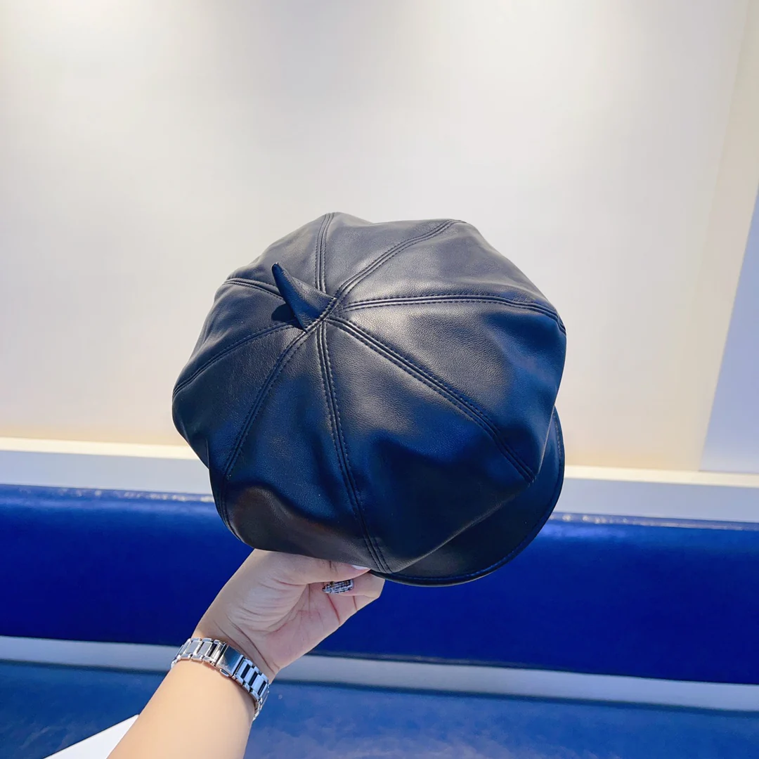 Кожаный берет Prada - черный