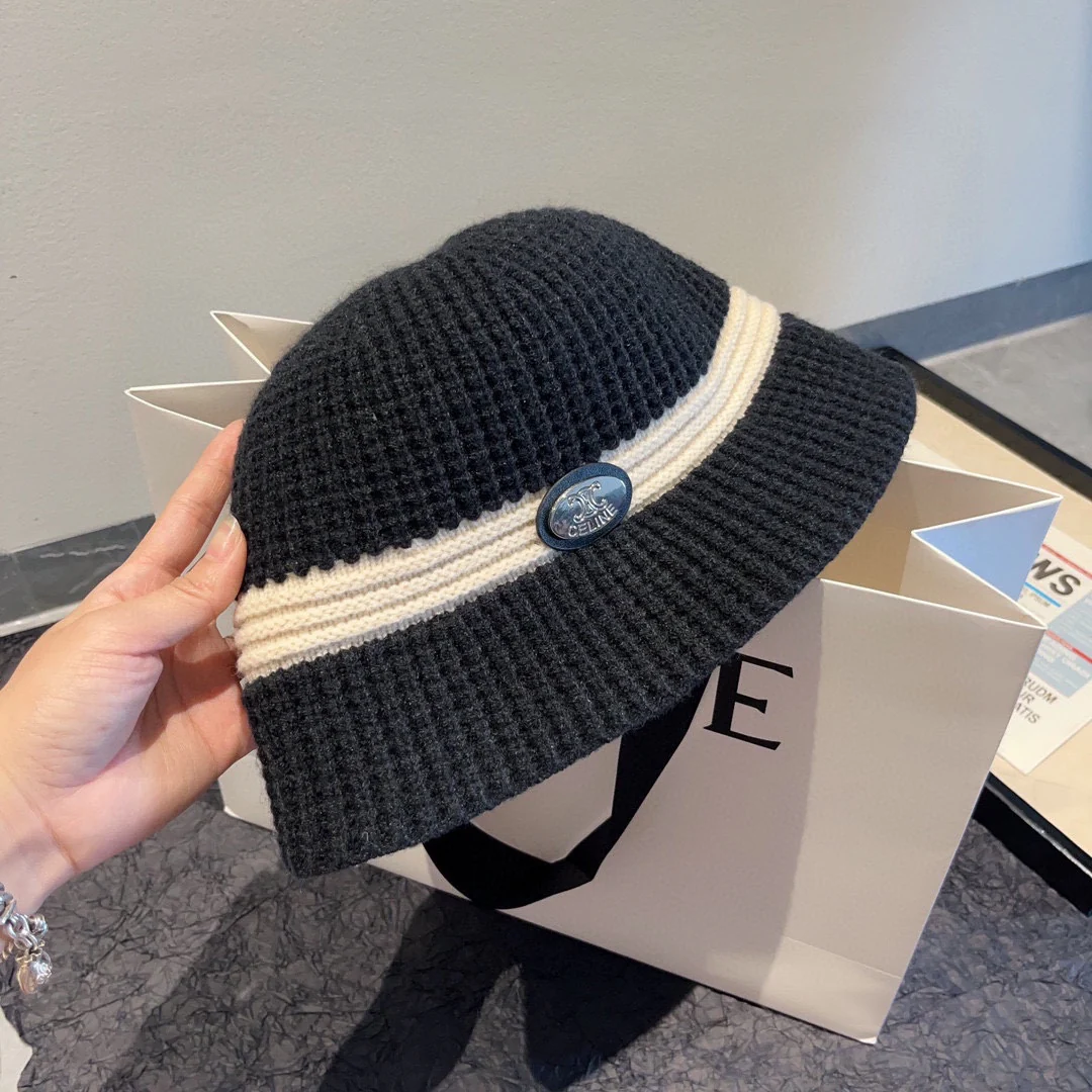 Новая элегантная черно-белая панама Celine из осенне-зимней коллекции - черная.
